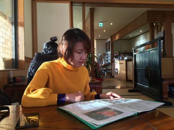 Mujer sentada en el restaurante local —  Fotos de Stock
