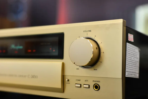 Midrange hifi systeem met de versterker — Stockfoto