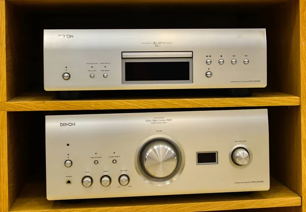 Σύστημα Hifi μεσαίας εμβέλειας με τον ενισχυτή — Φωτογραφία Αρχείου