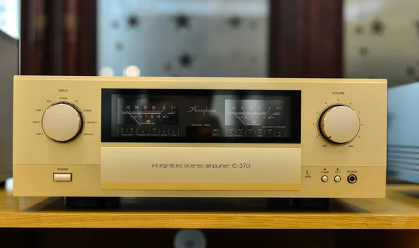 Midrange hifi systeem met de versterker — Stockfoto