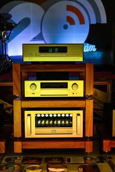 Système hifi milieu de gamme avec amplificateur — Photo