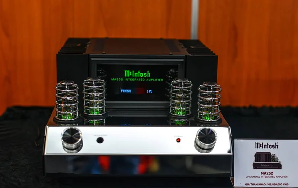 Midrange hifi system with the amplifier — 스톡 사진