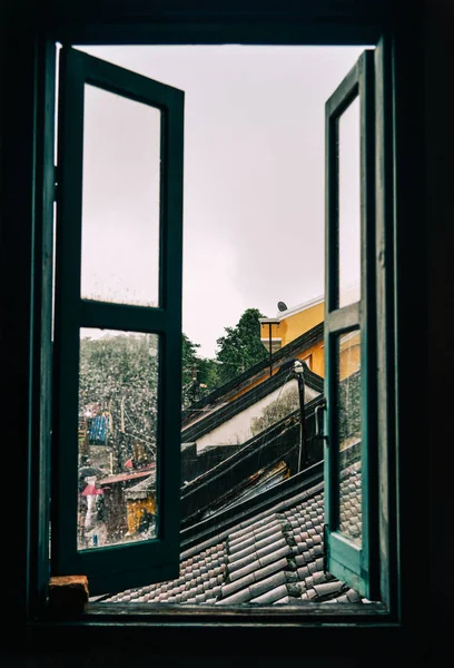 Деревянное окно старинного дома — стоковое фото