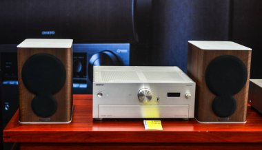 Mağazada gösterilecek Stereo hoparlör sistemi 