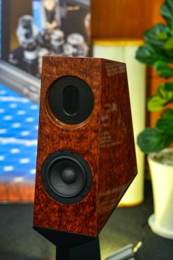 Mağazada gösterilecek Stereo hoparlör sistemi 