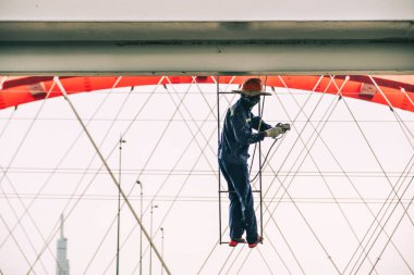 Binh Loi Demiryolu Köprüsü 'nde çalışan bir adam