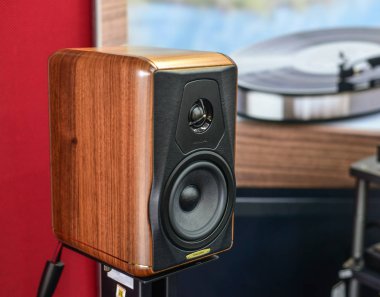 Mağazada gösterilecek Stereo hoparlör sistemi 