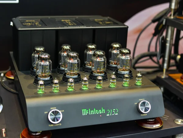Sistema hi-fi Midrange con amplificatore — Foto Stock