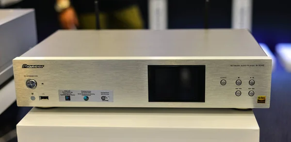 Midrange hifi-system med förstärkare — Stockfoto