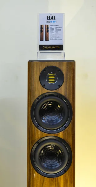 Mağazada gösterilecek Stereo hoparlör sistemi — Stok fotoğraf