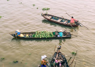 Mekong Nehri 'nde kürek çekiyor. 