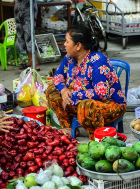 Kırsal pazarda taze meyve satan bir satıcı.