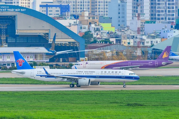 Avion passager à l'aéroport de Tan Son Nhat — Photo