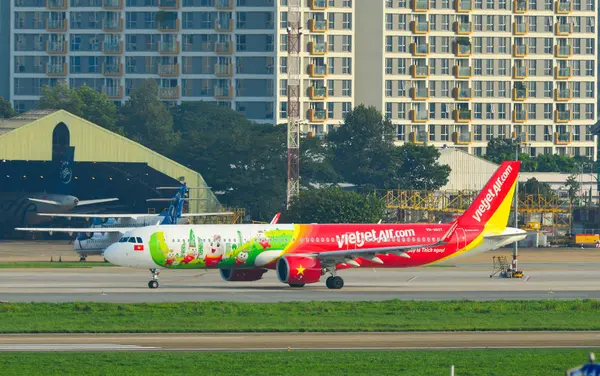 Aereo passeggeri all'aeroporto di Tan Son Nhat — Foto Stock