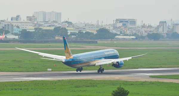 Passenger airplane at Tan Son Nhat Airport — Stock Photo, Image