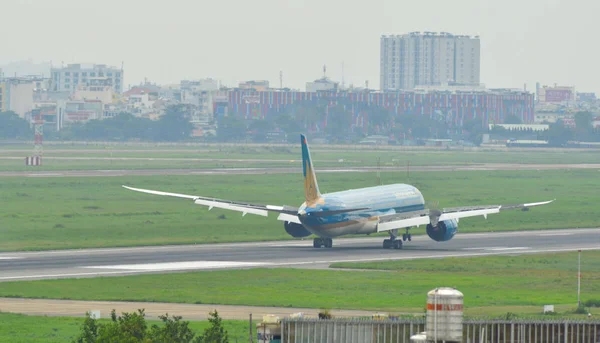 Letadlo pro cestující na letišti Tan Son Nhat — Stock fotografie