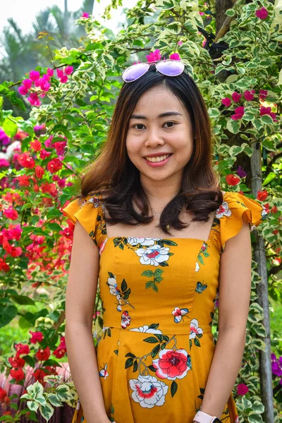 站在花园的年轻亚洲女人 — 图库照片