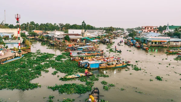 Mercado flotante de Nga Nam en el delta del Mekong, Vietnam — Foto de Stock
