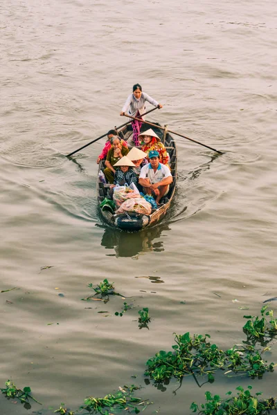 Roddbåt i trä på Mekongfloden — Stockfoto