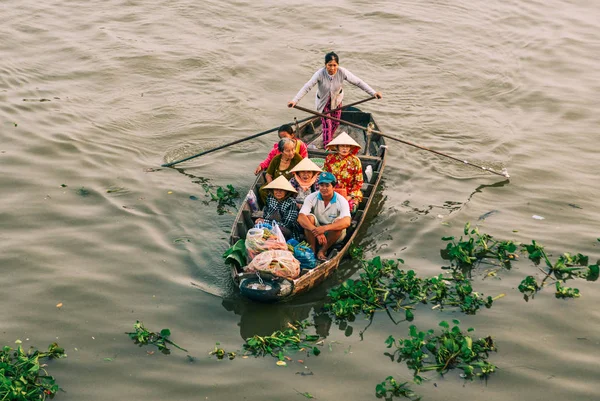 Rowing wooden boat on Mekong River — Stock Photo, Image