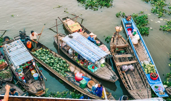 Mercado flotante de Nga Nam en el delta del Mekong, Vietnam — Foto de Stock