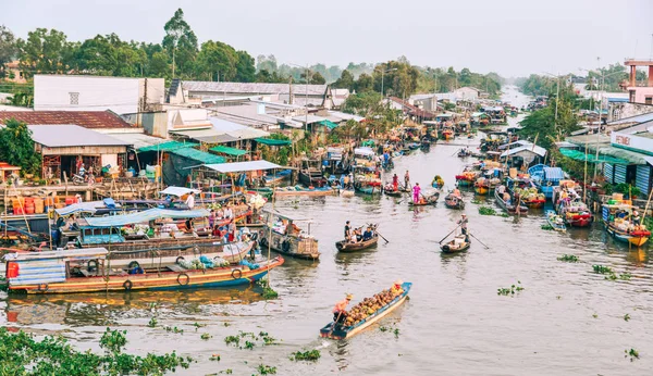 Mercato galleggiante Nga Nam nel Delta del Mekong, Vietnam — Foto Stock