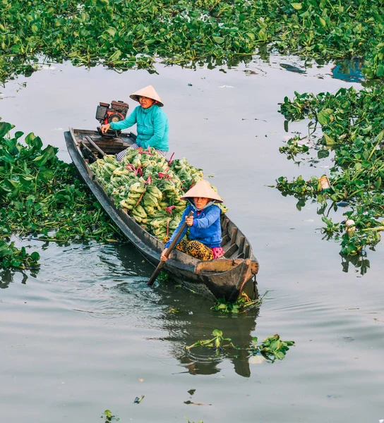 Rowing wooden boat on Mekong River — 스톡 사진