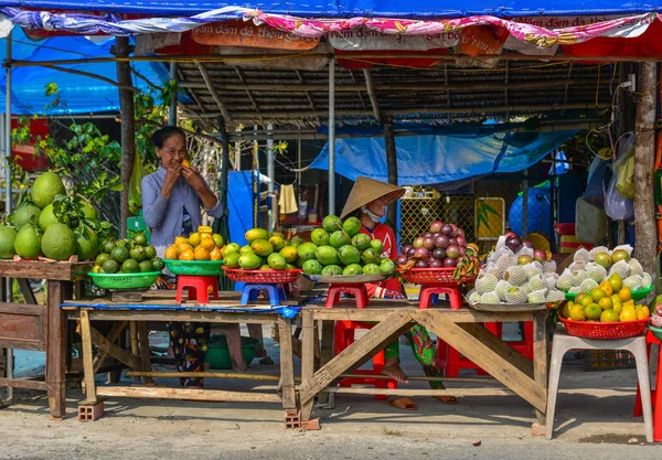Πωλητής που πουλάει φρέσκα φρούτα σε αγροτική αγορά — Φωτογραφία Αρχείου