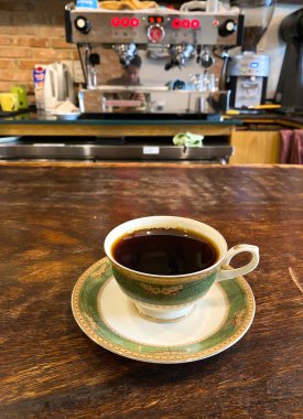 Saigon, Vietnam 'daki eski kahve dükkanında bir fincan sade sıcak kahve..