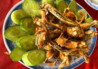 Vietnam, Mekong Delta 'daki yerel restoranda geleneksel kızarmış kurbağa Vietnam mutfağı..