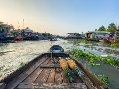 Soc Trang, Vietnam - 19 Ocak 2020. Mekong Delta 'daki Nga Nam Yüzen Pazarı' ndaki faaliyetler. Vietnam 'a gelirken yüzen piyasa en cazip deneyimlerden biridir..