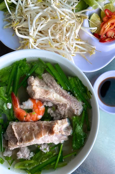 ベトナムのサイゴンにある地元レストランでのベトナム料理 豚肉麺 Tieu — ストック写真
