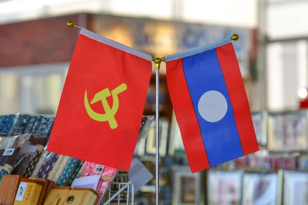 老挝万象 2020年1月29日 在老挝万象纪念品商店出售的悬挂共产主义旗帜的老挝国旗 — 图库照片
