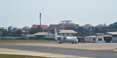 Vientiane, Laos - 8 Şubat 2020. Vientiane Wattay Uluslararası Havalimanı pistinde yolcu uçuşu (VTE).