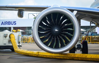 Singapur - 12 Şubat 2020. Changi, Singapur 'da sergilenecek ticari uçak motoru. Savunma maliyetleri artıyor, özellikle Doğu Asya 'da..