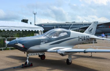 Singapur - 12 Şubat 2020. Changi, Singapur 'da sergilenmeyi bekleyen askeri uçaklar. Savunma maliyetleri artıyor, özellikle Doğu Asya 'da..