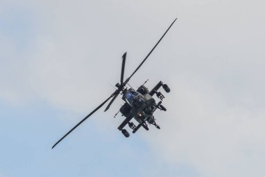 Singapur - 12 Şubat 2020. ABD Hava Kuvvetleri Boeing AH-64 Apache saldırı helikopteri Changi Hava Üssü, Singapur 'da sergilenmek üzere uçuyor.