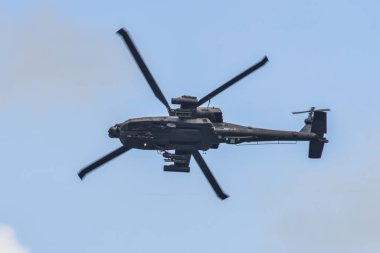 Singapur - 12 Şubat 2020. ABD Hava Kuvvetleri Boeing AH-64 Apache saldırı helikopteri Changi Hava Üssü, Singapur 'da sergilenmek üzere uçuyor.