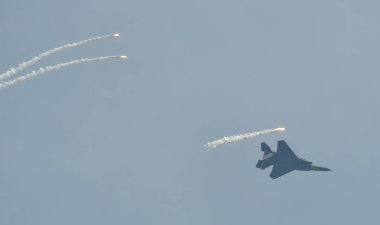 Singapur - 12 Şubat 2020. Singapur Hava Kuvvetleri 'nden McDonnell Douglas F-15E Strike Eagle Singapur' daki Changi Hava Üssü 'nde sergilenmek üzere uçuyor..