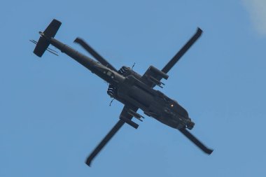 Singapur - 12 Şubat 2020. ABD Hava Kuvvetleri Boeing AH-64 Apache saldırı helikopteri Changi Hava Üssü, Singapur 'da sergilenmek üzere uçuyor.