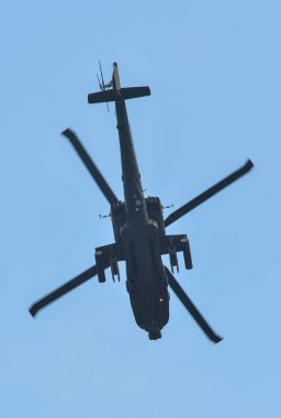 Singapur - 12 Şubat 2020. ABD Hava Kuvvetleri Boeing AH-64 Apache saldırı helikopteri Changi Hava Üssü, Singapur 'da sergilenmek üzere uçuyor.