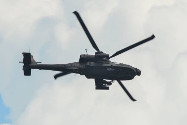 Singapur - 12 Şubat 2020. ABD Hava Kuvvetleri Boeing AH-64 Apache saldırı helikopteri Changi Hava Üssü, Singapur 'da sergilenmek üzere uçuyor.