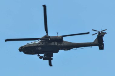 Singapur - 12 Şubat 2020. ABD Hava Kuvvetleri Boeing AH-64 Apache saldırı helikopteri Changi Hava Üssü, Singapur 'da sergilenmek üzere uçuyor.