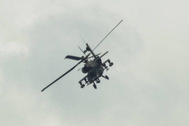 Singapur - 12 Şubat 2020. ABD Hava Kuvvetleri Boeing AH-64 Apache saldırı helikopteri Changi Hava Üssü, Singapur 'da sergilenmek üzere uçuyor.