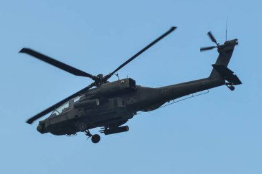 Singapur - 12 Şubat 2020. ABD Hava Kuvvetleri Boeing AH-64 Apache saldırı helikopteri Changi Hava Üssü, Singapur 'da sergilenmek üzere uçuyor.