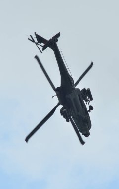 Singapur - 12 Şubat 2020. ABD Hava Kuvvetleri Boeing AH-64 Apache saldırı helikopteri Changi Hava Üssü, Singapur 'da sergilenmek üzere uçuyor.