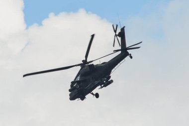 Singapur - 12 Şubat 2020. ABD Hava Kuvvetleri Boeing AH-64 Apache saldırı helikopteri Changi Hava Üssü, Singapur 'da sergilenmek üzere uçuyor.