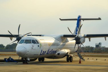 Saygon, Vietnam - 28 Ocak 2020. Lao Havayolları ATR 72-500 Saigon 'da (Ho Chi Minh City) Tan Son Nhat Havalimanı pistinde).