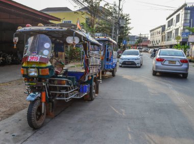 Vientiane, Laos - 29 Ocak 2020. Tuk tuk taksi Vientiane, Laos caddesinde. Vientiane, Mekong Nehri kıyısındaki Laos 'un başkenti ve en büyük şehridir..
