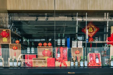 Vientiane, Laos - 29 Ocak 2020. Vientiane, Laos 'taki eski kasabadaki şarap dükkanı. Vientiane, Mekong Nehri kıyısındaki Laos 'un başkenti ve en büyük şehridir..